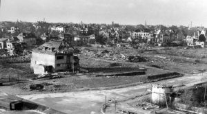 1944 waren in der Umgebung des Institus (hier ein Blick nach Nordwesten) viele Gebäude zerstört oder schwer beschädigt.