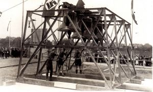 Der Weiheakt für die Grundsteinlegung zum Neubau begann mit einem Glockengeläut. Die drei Glocken, die der Bochumer Verein gestiftet hatte, wurden von drei Hitlerjungen bedient.
