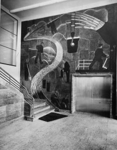 Das Relief von Erich Kuhn, das eine symbolische Darstellung der Eisen- und Stahlerzeugung zeigt, schmückt auch heute noch den Eingangsbereich des MPIE.