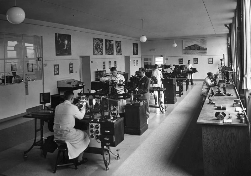 Datei:Mikroskopraum der Metallographie 1935.jpg