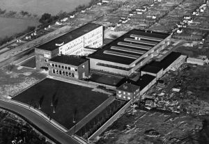 Luftaufnahme des Hauptgebäudes, des Hallenbaus und der Nebengebäude nach der Fertigstellung im Herbst 1935