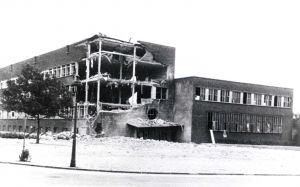 Bei dem Luftangriff auf Düsseldorf vom 22./23. August 1943 wurde die Eingangsseite des Hauptgebäudes durch Luftminen zerstört.
