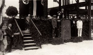 Albert Vögler bei seiner Rede am Grundstein, der als Rednerpult diente